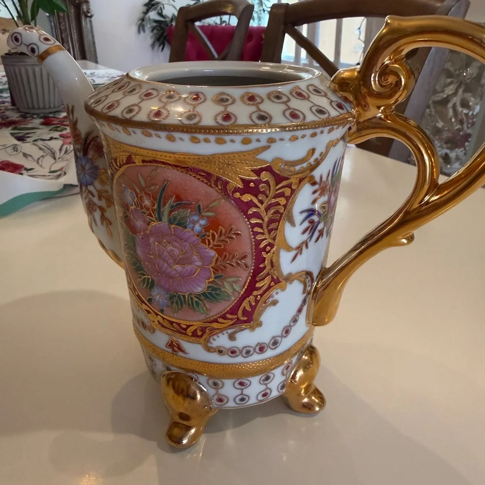 Elegant Pink Floral Porcelain Vase with Gold Accents - Picture 6 of 6